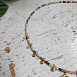 Turmalin halsk�de med gr�n onyx vedh�ng og smukke m�nter