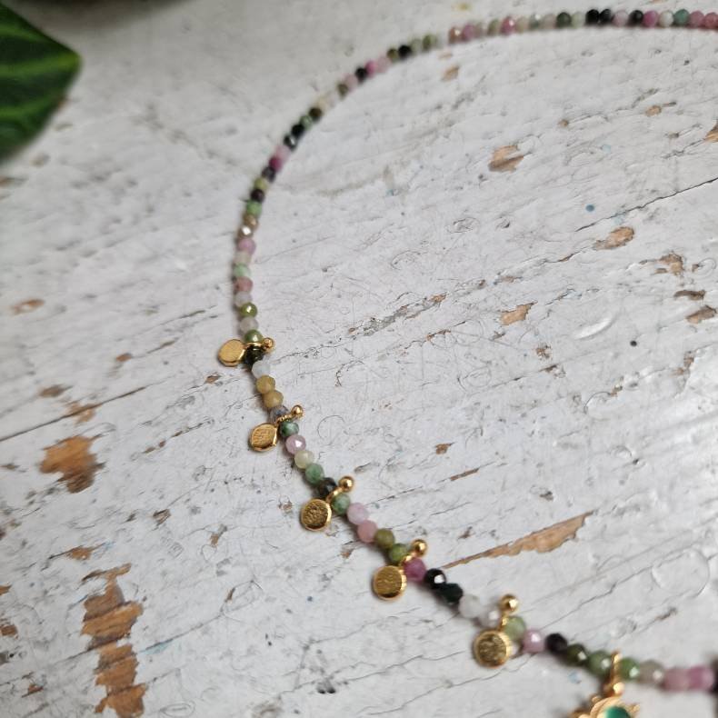 Turmalin halsk�de med gr�n onyx vedh�ng og smukke m�nter