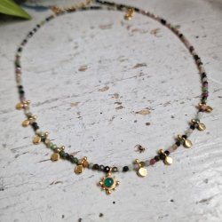 Turmalin halsk�de med gr�n onyx vedh�ng og smukke m�nter