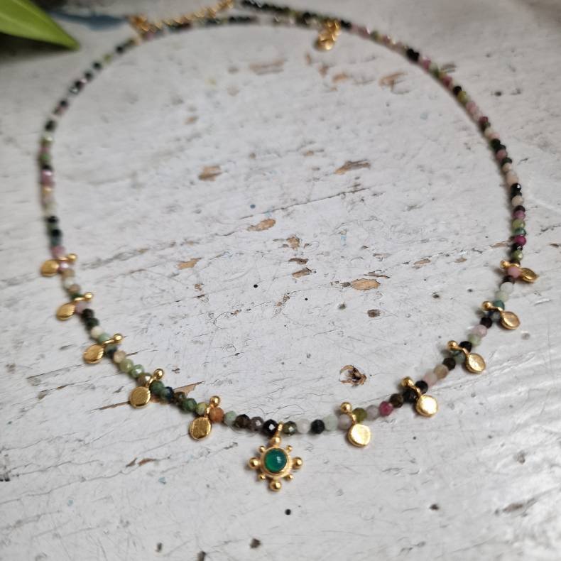 Turmalin halsk�de med gr�n onyx vedh�ng og smukke m�nter