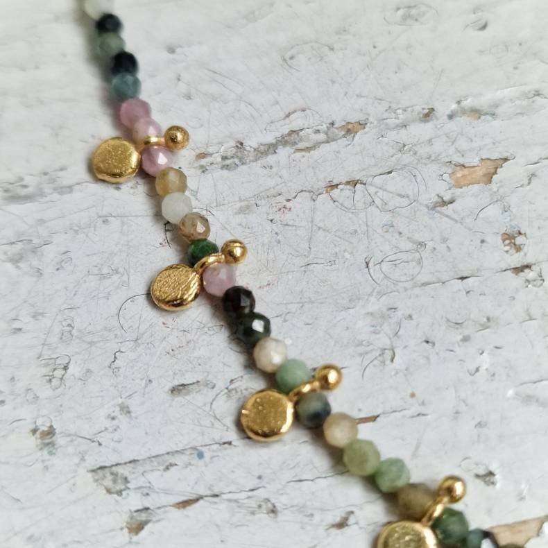 Turmalin halsk�de med gr�n onyx vedh�ng og smukke m�nter