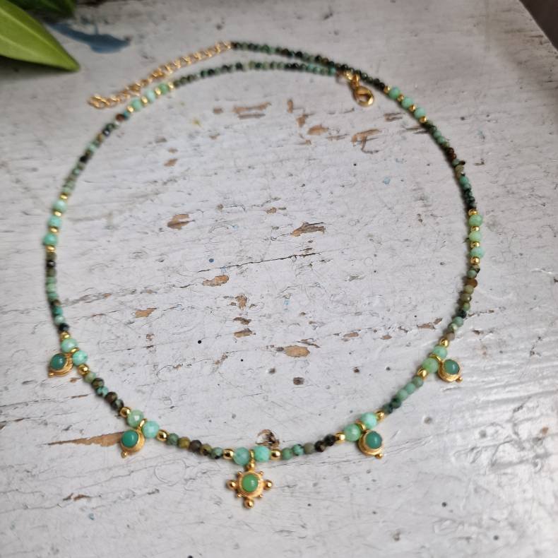Afrikansk turkis halsk�de med amazonite og smukke vedh�ng