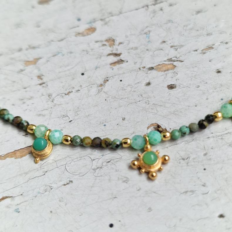 Afrikansk turkis halsk�de med amazonite og smukke vedh�ng
