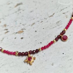 Rubin og granat halsk�de med smukke vedh�ng