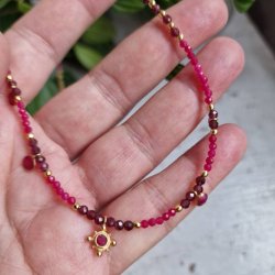 Rubin og granat halsk�de med smukke vedh�ng