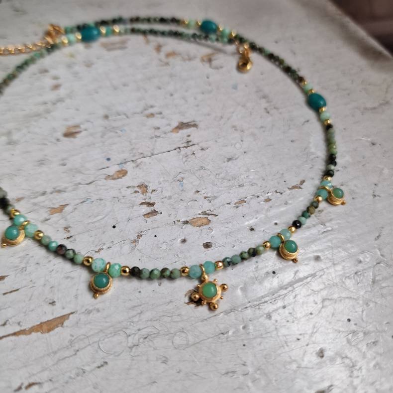 Amazonit og afrikansk halsk�de med smukke vedh�ng