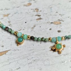 Amazonit og afrikansk halsk�de med smukke vedh�ng