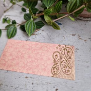 Lyser�d kuvert med blomster og guldtryk