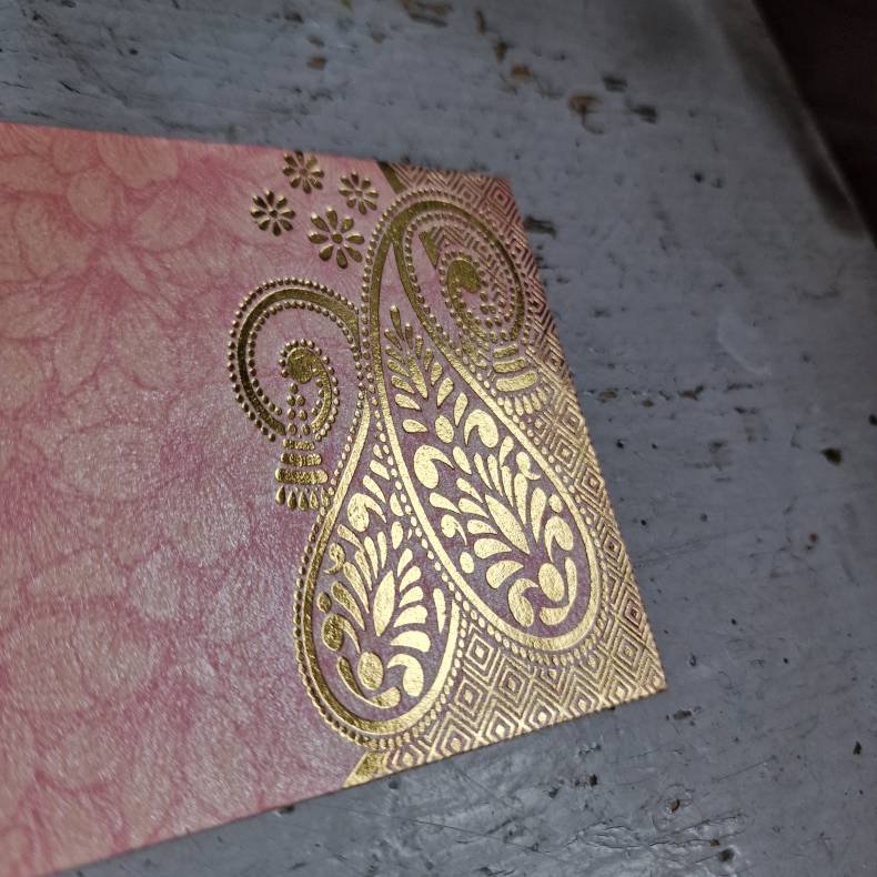 Lyser�d kuvert med blomster og guldtryk