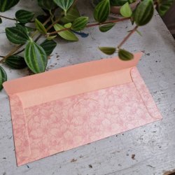 Lyser�d kuvert med blomster og guldtryk