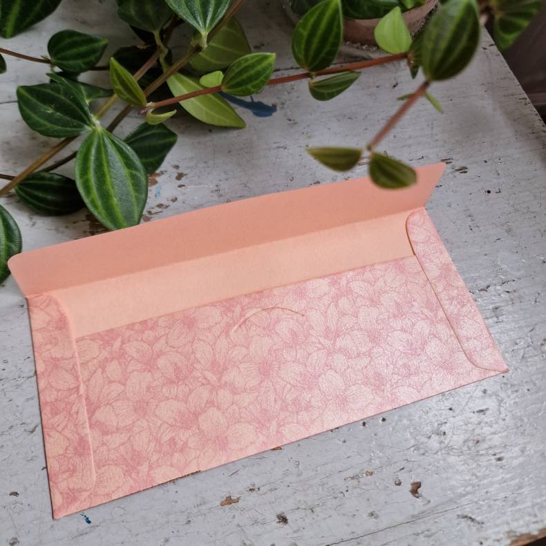 Lyser�d kuvert med blomster og guldtryk