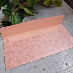 Lyser�d kuvert med blomster og guldtryk