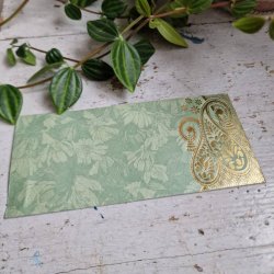 Lysegr�n kuvert med blade og guldtryk