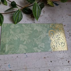 Lysegr�n kuvert med blade og guldtryk