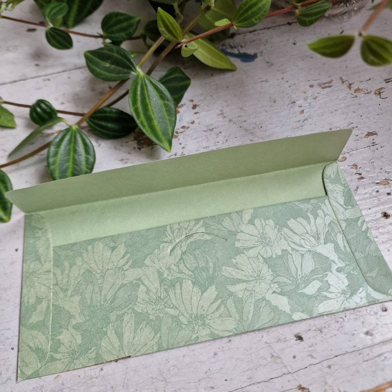 Lysegr�n kuvert med blade og guldtryk