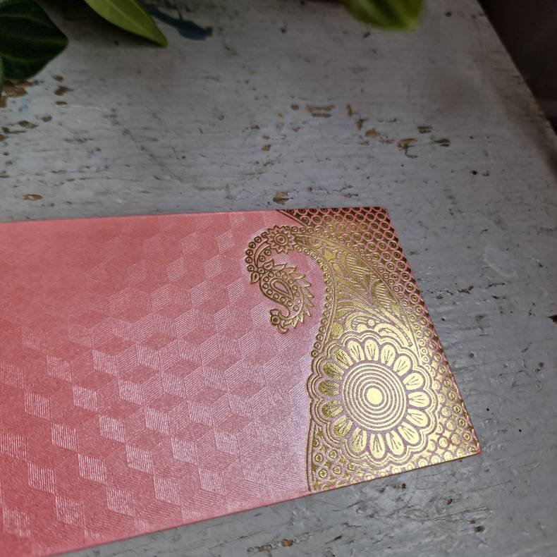 Lyser�d kuvert med guldtryk