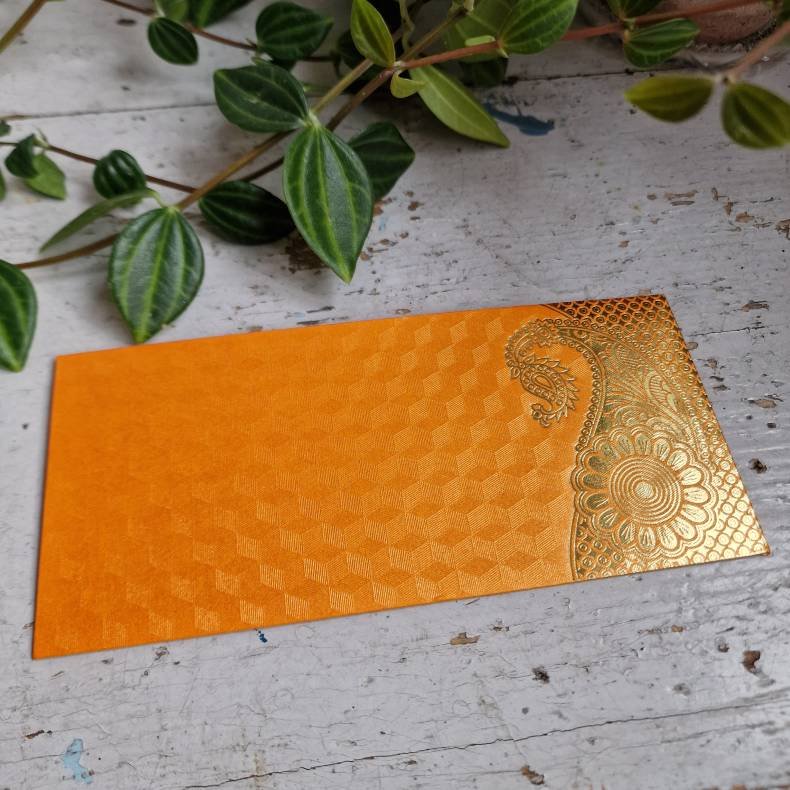 Orange kuvert med guldtryk
