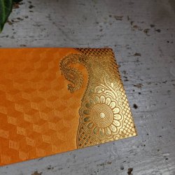 Orange kuvert med guldtryk