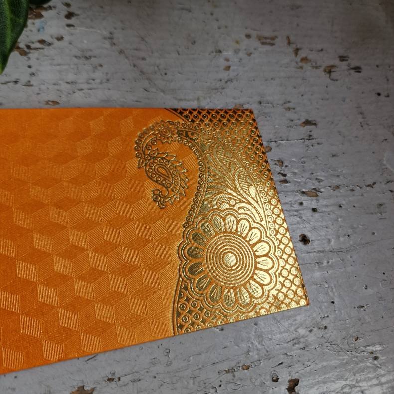 Orange kuvert med guldtryk