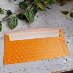 Orange kuvert med guldtryk