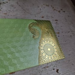 Lysegr�n kuvert med guldtryk