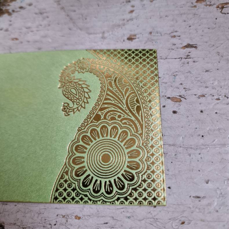 Lysegr�n kuvert med guldtryk