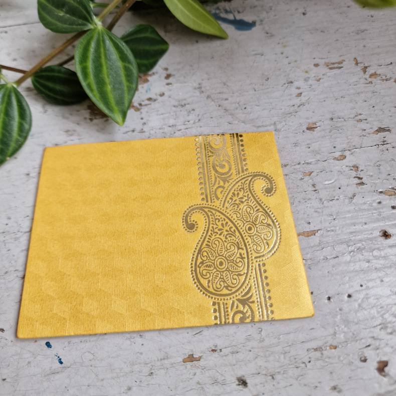 Gul kuvert, lille med guldtryk