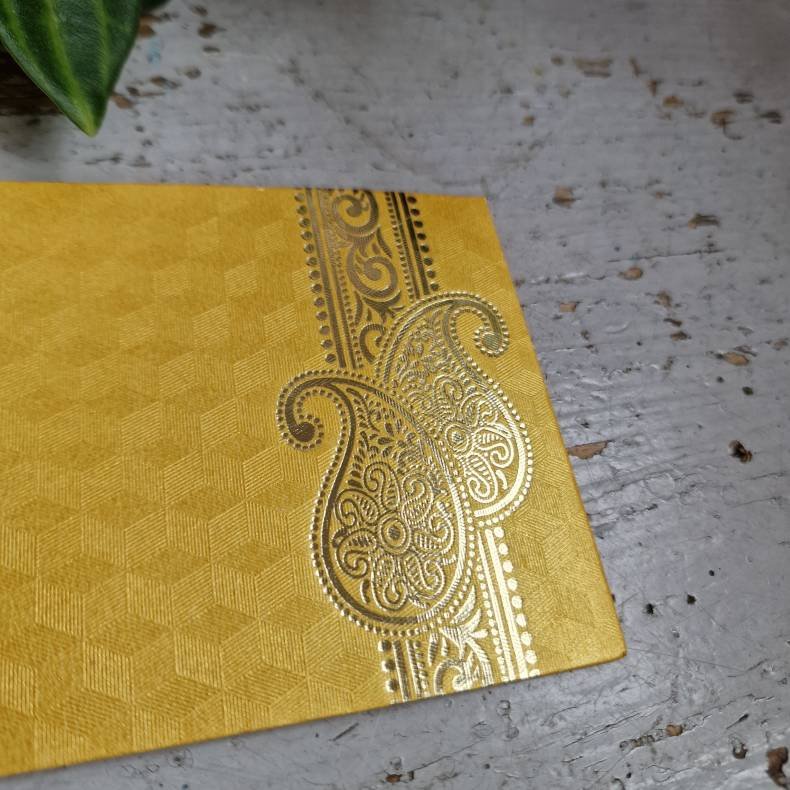 Gul kuvert, lille med guldtryk