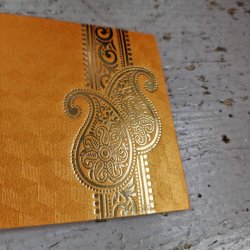 Orange kuvert, lille med guldtryk