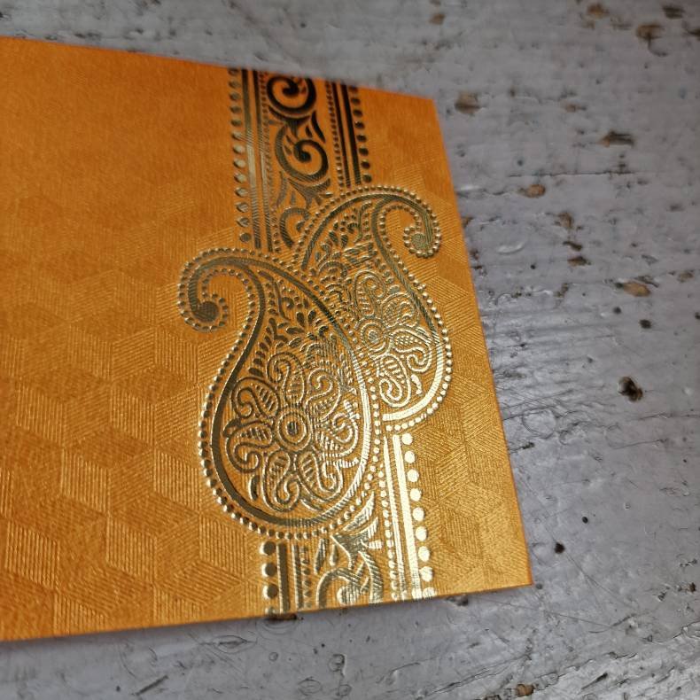 Orange kuvert, lille med guldtryk