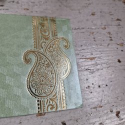 Lys gr�n kuvert, lille med guldtryk