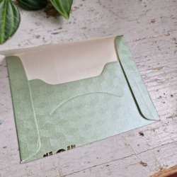 Lys gr�n kuvert, lille med guldtryk