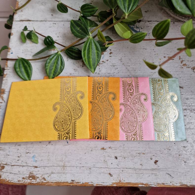 Lys gr�n kuvert, lille med guldtryk