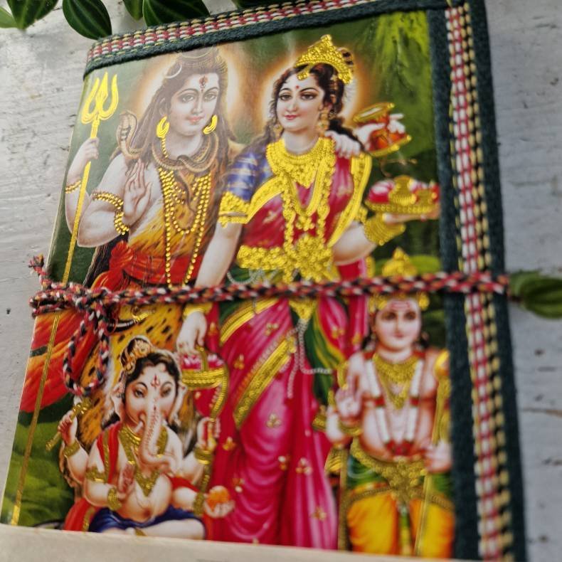 H�ndlavet bog med guldtryk af Shiva, Parvati og Ganesha M