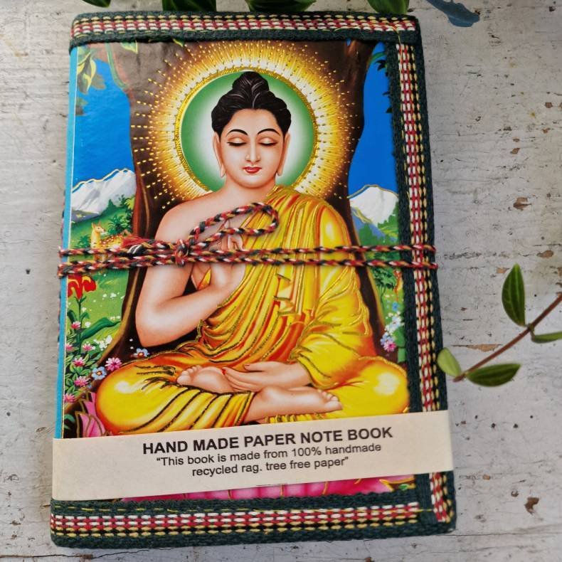 H�ndlavet bog med farvestr�lende Buddha M