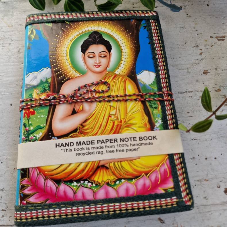 H�ndlavet bog med farvestr�lende Buddha M