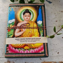 H�ndlavet bog med farvestr�lende Buddha M