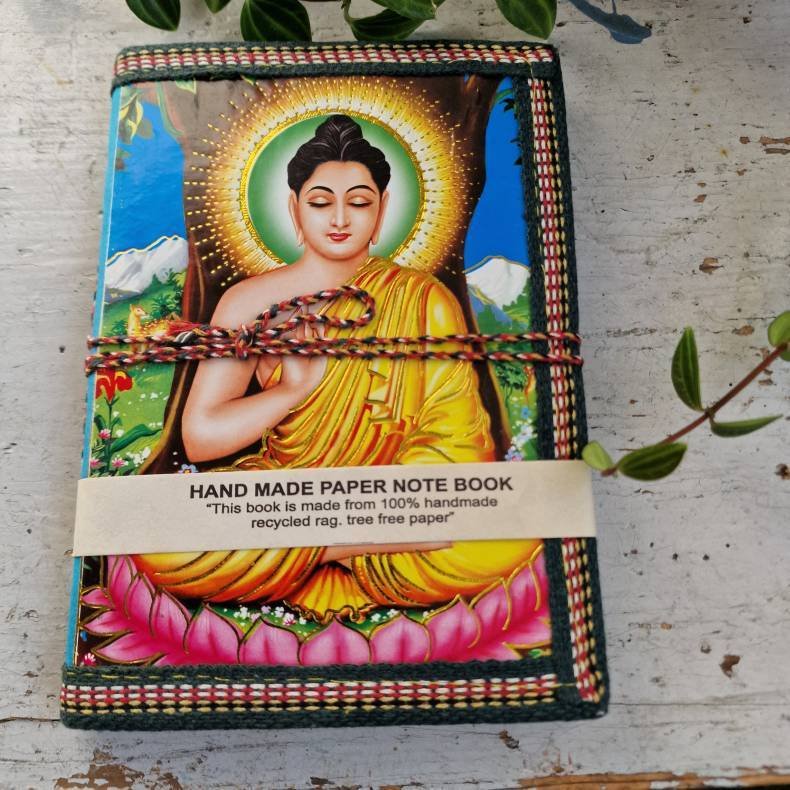 H�ndlavet bog med farvestr�lende Buddha M