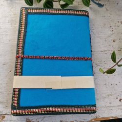 H�ndlavet bog med farvestr�lende Buddha M