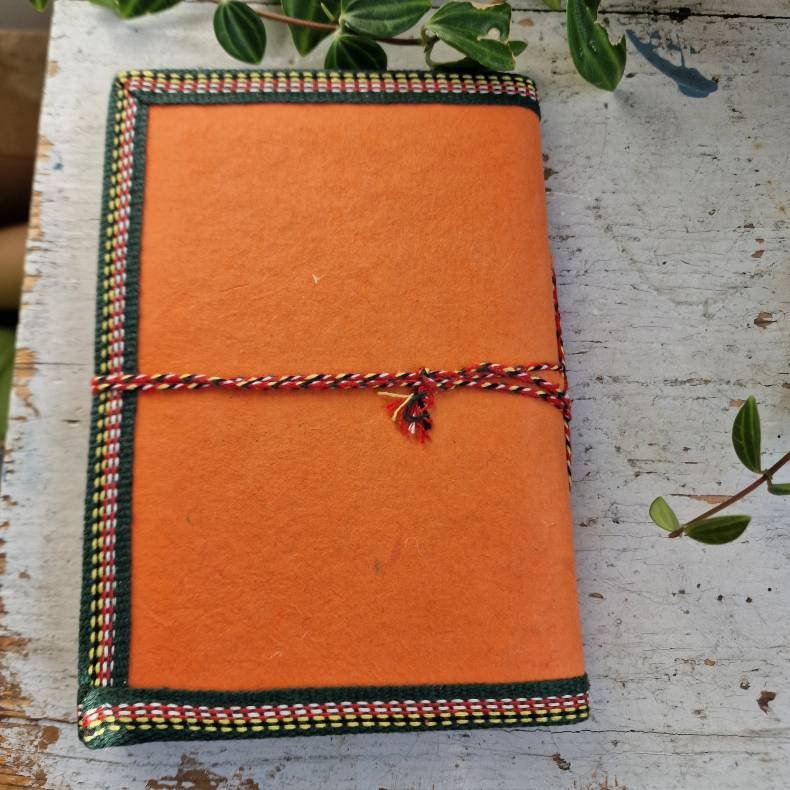 H�ndlavet bog med Lakshmi M