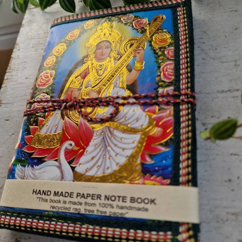 H�ndlavet bog med SarasWati M