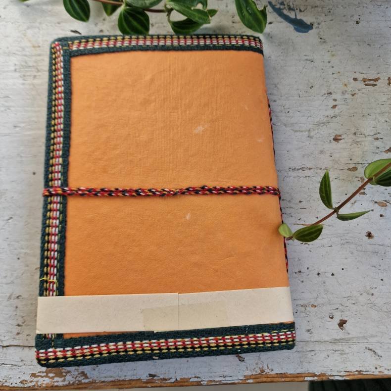 H�ndlavet bog med SarasWati M