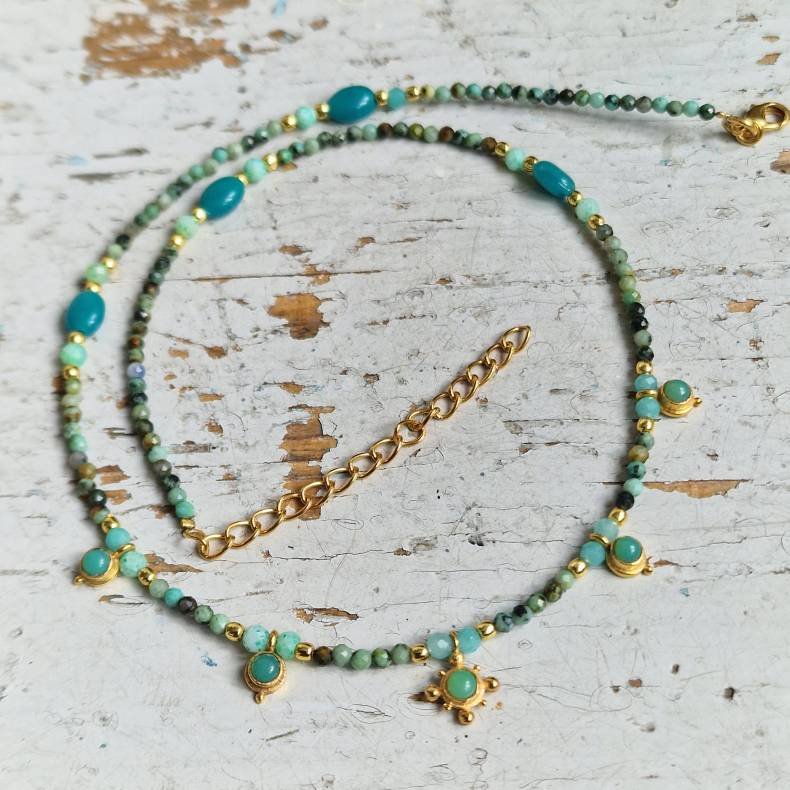 Amazonit og afrikansk halsk�de med smukke vedh�ng