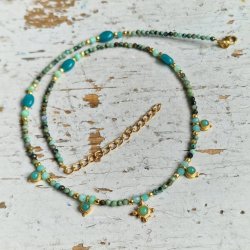 Amazonit og afrikansk halsk�de med smukke vedh�ng