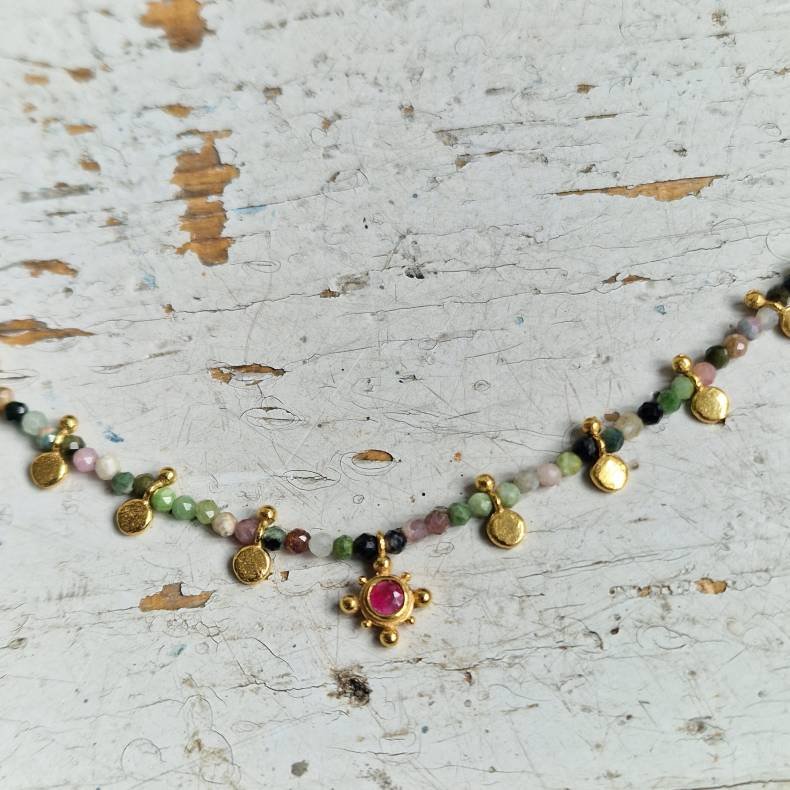 Turmalin halsk�de med ryby vedh�ng og smukke m�nter