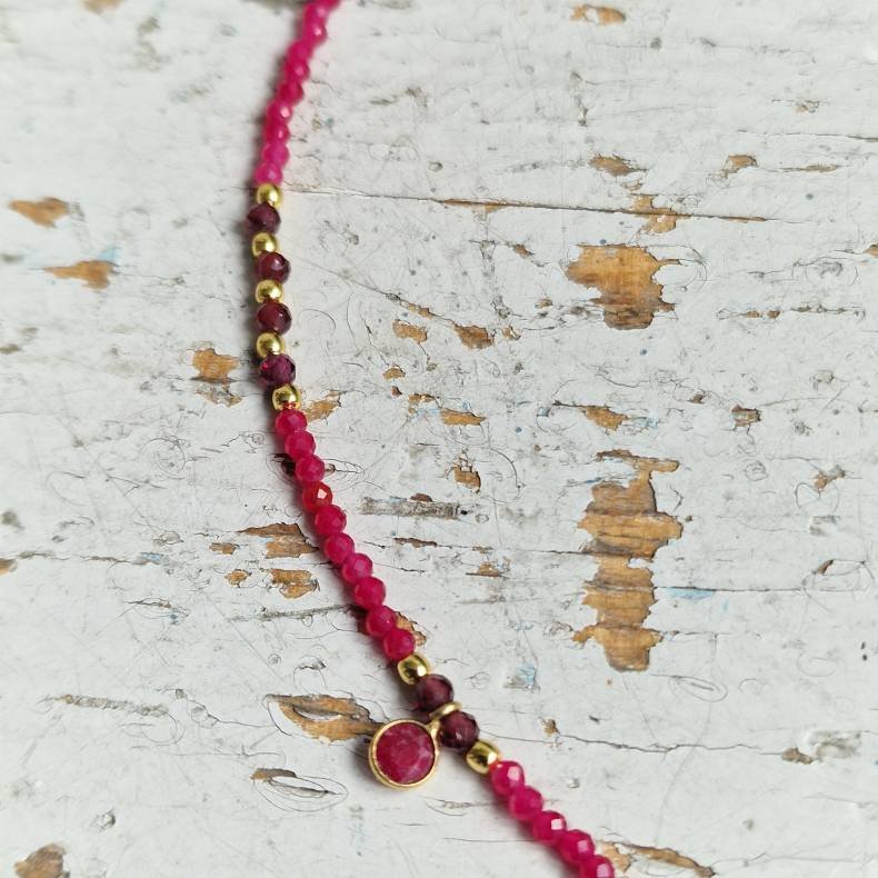 Rubin og granat halsk�de med smukke vedh�ng