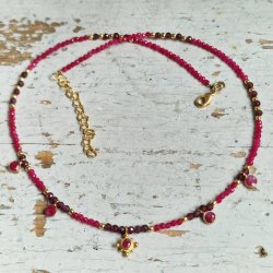 Rubin og granat halsk�de med smukke vedh�ng