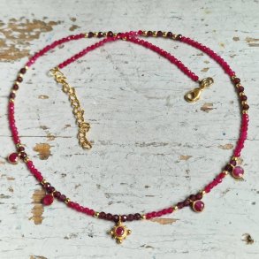 Rubin og granat halsk�de med smukke vedh�ng