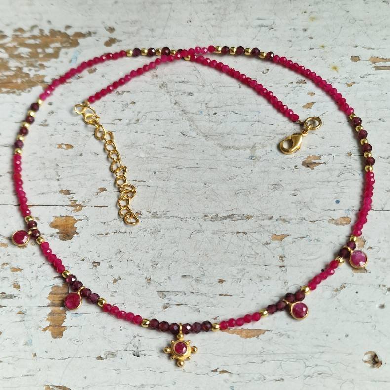 Rubin og granat halsk�de med smukke vedh�ng