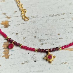 Rubin og granat halsk�de med smukke vedh�ng
